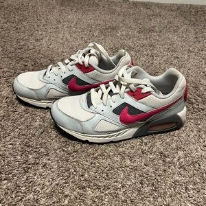 EUC womens Nike Air Max size 8.5